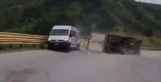 Acidente na Serra do Marçal | falha mecânica provoca colisão entre caminhão e van em Vitória da Conquista