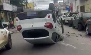 Acidente na Avenida Pará | carro tomba no meio da via e deixa tráfego lento em Vitória da Conquista