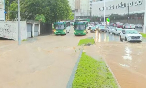 Outono Chuvoso | veículos ficam debaixo d´água em Salvador e outros municípios estão com alerta de fortes chuvas