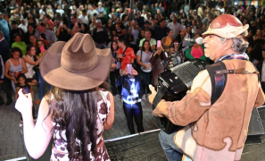 Arraiá da Conquista | abertura atrai multidão e aquece o Comércio na Praça Nove de Novembro
