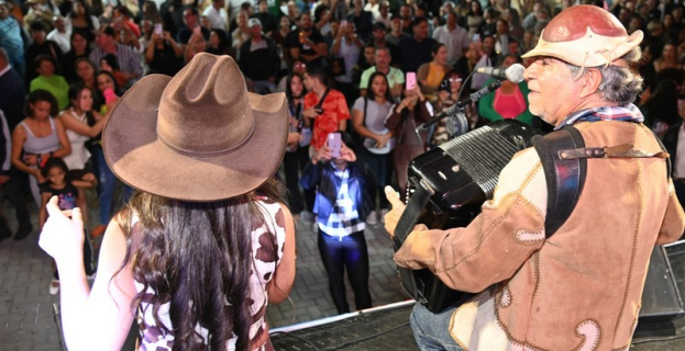 Arraiá da Conquista | abertura atrai multidão e aquece o Comércio na Praça Nove de Novembro