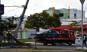 Acidente na Avenida Olívia Flores | Audi é destruído após bater em poste na Zona Leste de Vitória da Conquista