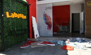 Avenida Olívia Flores | carro descontrolado invade calçada e atinge laboratório em Vitória da Conquista