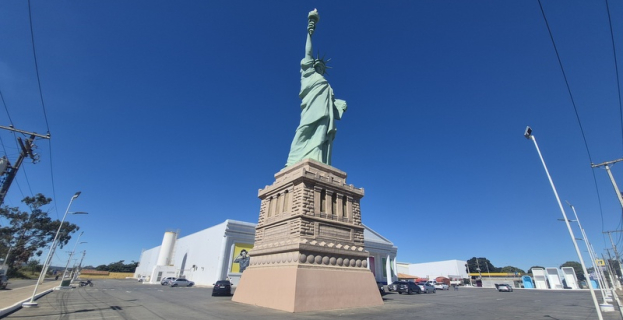 Cenas Urbanas | Estátua da Liberdade da Havan segue como ponto de atenção em Vitória da Conquista