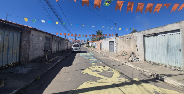 Tradição Junina | com vias interditadas, comunidade celebra São João e a Copa em Vitória da Conquista