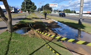 Avenida Brumado | vazamento de água no Canteiro Central gera indignação em Vitória da Conquista