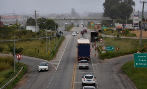 BR-116 | técnicos trabalham na instalação de radares no Perímetro Urbano de Vitória da Conquista