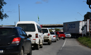 Trânsito na BR-116 | manutenção com sistema ‘Pare e Siga’ gera congestionamento em Vitória da Conquista