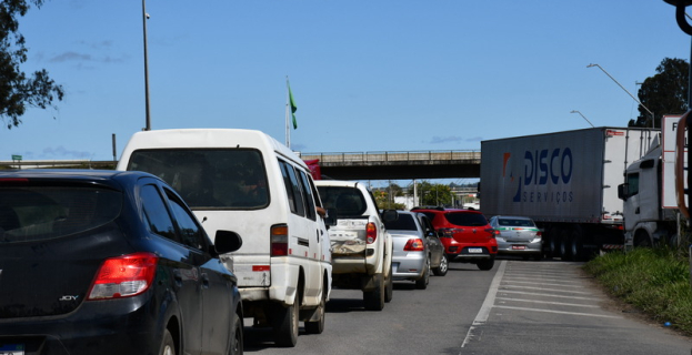 Trânsito na BR-116 | manutenção com sistema ‘Pare e Siga’ gera congestionamento em Vitória da Conquista