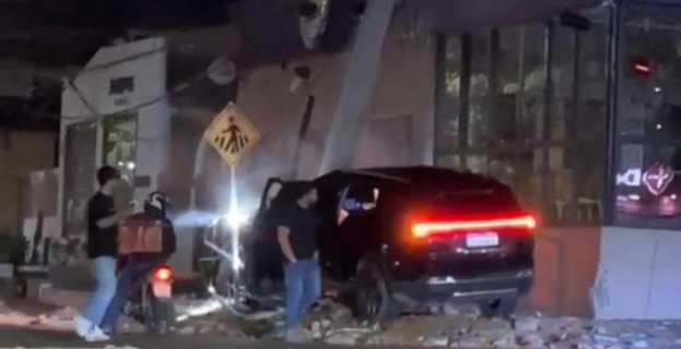 Acidente na Avenida Olivia Flores | carro invade calçada e derruba poste na Zona Leste de Vitória da Conquista