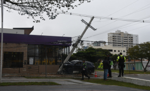 Acidente na Avenida Olívia Flores | técnicos recuperam poste derrubado por Jeep em Vitória da Conquista