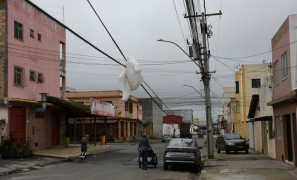 Perigo Urbano | fiação irregular despencada em frente à igreja na Zona Oeste de Vitória da Conquista