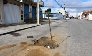 Perigo na Rua do Pracinha | “vassoura” sinaliza buraco para alertar contra acidentes em Vitória da Conquista