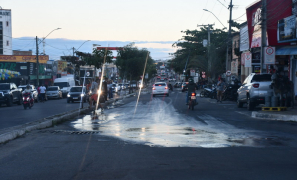 Avenida Crescêncio Silveira | extravasamento de esgoto causa transtornos a pedestres em Vitória da Conquista