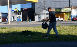 Responsabilidade Ambiental | cuidado diário com árvores chama a atenção em Vitória da Conquista