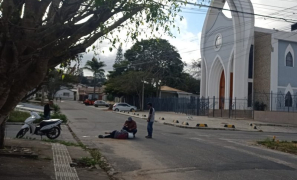 Rua Alberto Leal | munícipes obram sinalização após novo acidente com vítima em Vitória da Conquista
