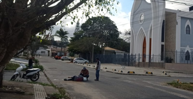 Rua Alberto Leal | munícipes obram sinalização após novo acidente com vítima em Vitória da Conquista