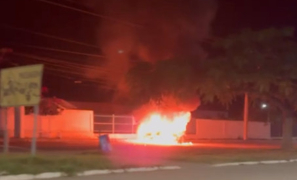 Incêndio na Avenida Olívia Flores | carro de passeio pega fogo na Zona Leste de Vitória da Conquista