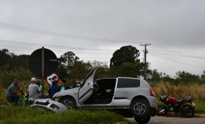 Anel Rodoviário de Vitória da Conquista | grave colisão entre carro e moto deixa duas vítimas feridas