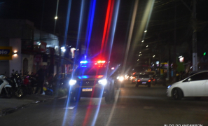 Assalto na Avenida Frei Benjamin | asaltantes armados invadem loja e roubam caixa em Vitória da Conquista