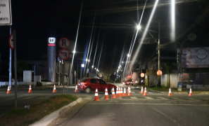 Acidente na Avenida Bartolomeu de Gusmão | carreta danifica semáforo em Vitória da Conquista