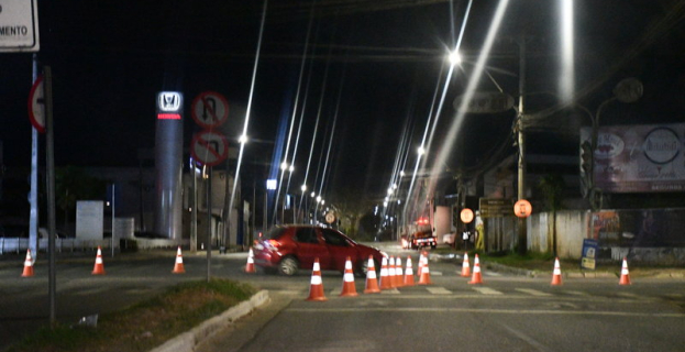 Acidente na Avenida Bartolomeu de Gusmão | carreta danifica semáforo em Vitória da Conquista