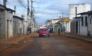 Avenida Monte Castelo | poeira, lama e buraqueira foram alvos de protestos em Vitória da Conquista