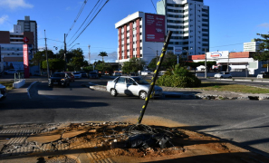 Infraestrutura Urbana | ‘Poste da Olívia Flores’ é removido após polêmica e muitos acidentes em Vitória da Conquista