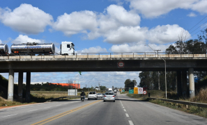 Solidariedade no Anel Rodoviário | mobilização de populares auxilia resgate de mulher em Vitória da Conquista