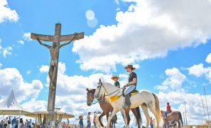 Tradição Sertaneja |  Festa e Missa do Vaqueiro reúne centenas no Cristo Crucificado o em Vitória da Conquista