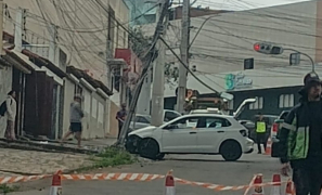 Acidente na Avenida São Geraldo | carro derruba poste e poste e bloqueia trecho em Vitoria da Conquista