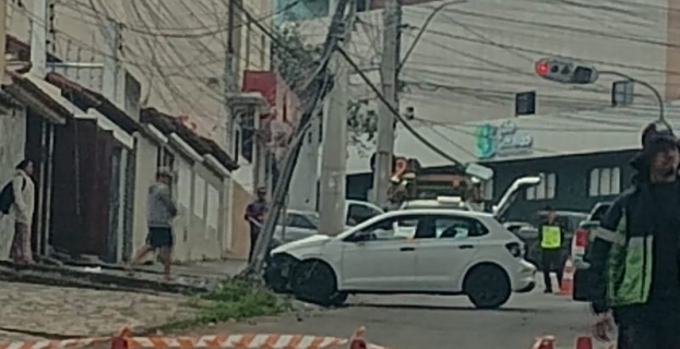 Acidente na Avenida São Geraldo | carro derruba poste e poste e bloqueia trecho em Vitoria da Conquista
