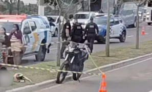 Tragédia na Capital Capixaba | motociclista de aplicativo e passageira morrem após batida em árvore