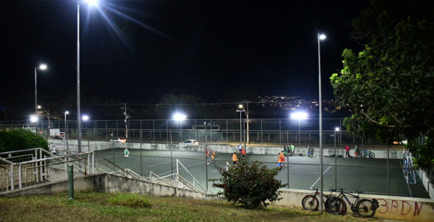 Praça Norberto Aurich | Após meses de críticas, iluminação é restabelecida em Vitória da Conquista