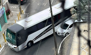Avenida Vivaldo Mendes  | colisão entre carro e ônibus complica o trânsito em Vitória da Conquista