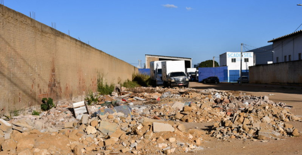 Rua Tupinambás | falta de asfalto e descarte irregular de entulho geram indignação em Vitória da Conquista