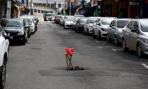 Obstáculo na Rua Dante Menezes | perigo no Centro de Vitória da Conquista após tampa de esgoto quebrar