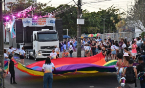 Direitos Humanos | 5ª Marcha do Orgulho LGBTQIAPN+ reúne multidão e celebra diversidade em Vitória da Conquista