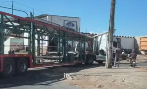 Avenida Presidente Dutra | acidente com carreta e poste provoca longo congestionamento em Vitória da Conquista