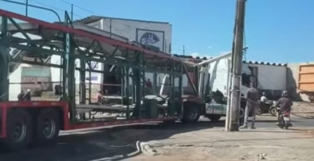 Avenida Presidente Dutra | acidente com carreta e poste provoca longo congestionamento em Vitória da Conquista