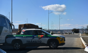 Mobilidade Urbana | acidente com carreta e poste interditou avenida por mais de seis horas em Vitória da Conquista