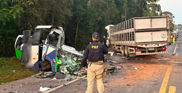 Comoção Nacional | acidente entre micro-ônibus e carreta deixa 23 mortos e cinco feridos no Paraná