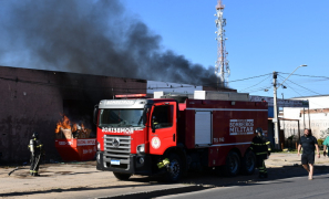 Alerta na Avenida Brumado | incêndio atinge galpões de fábrida de sofá na Zona Oeste de Conquista