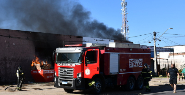 Alerta na Avenida Brumado | incêndio atinge galpões de fábrida de sofá na Zona Oeste de Conquista