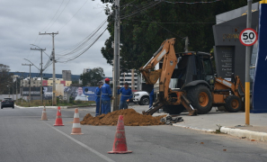 Avenida Luís Eduardo Magalhães | EMBASA realiza manutenção de vazamento de esgoto em Vitória da Conquista