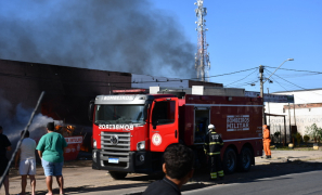 Fogo na Avenida Brumado | operação de combate a incêndio mobiliza 40 bombeiros em Vitória da Conquista