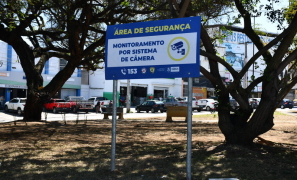 Segurança na Praça Vitor Brito | placa anuncia monitoramento por câmera em Vitória da Conquista
