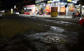 Avenida Frei Benjamin | esgoto estourado na causa transtornos na Zona Oeste de Vitória da Conquista