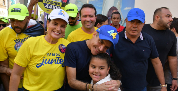 Eleições 2026 | ACM Neto demonstra confiança durante caminhada em Vitória da Conquista