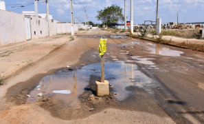 Infraestrutura Urbana | Vazamento de água e cratera geram indignação em Vitória da Conquista